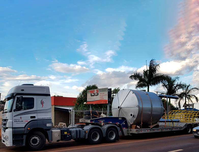 Imagem de caldeira sendo transportada por caminhão guincho para a TSB Metalúrgica em Londrina