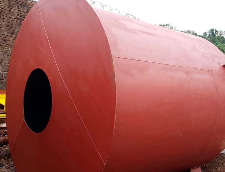 Imagem de caldeira grande restaurada na cor vermelha na TSB Metalúrgica em Londrina