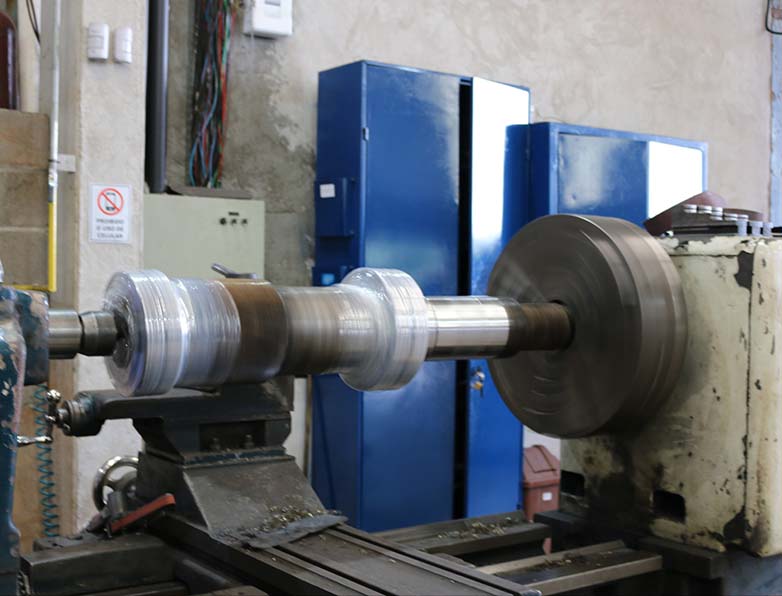 Foto da máquina de usinagem em produção na TSB Metalúrgica em Londrina