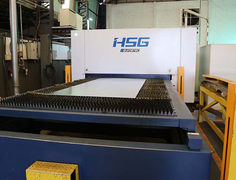 Foto da máquina de corte a laser da TSB Metalúrgica em Londrina